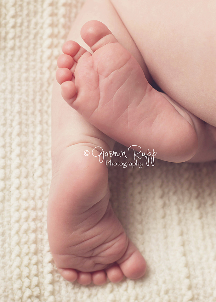 newborn photography community critique photo submitted by Jasmin Rupp - 6 community members set this photo as a favourite image.