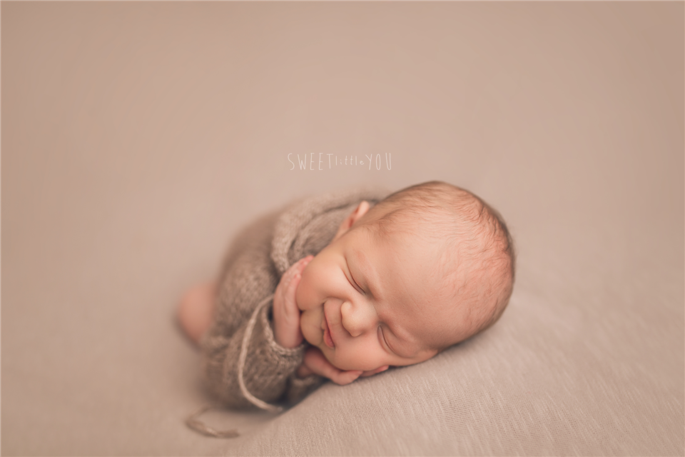 newborn photography community critique photo submitted by Amy Guenther - 4 community members set this photo as a favourite image.