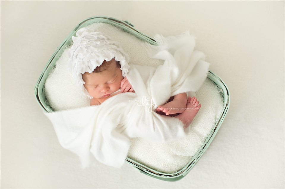 newborn photography community critique photo submitted by Tamsen Donker - 6 community members set this photo as a favourite image.